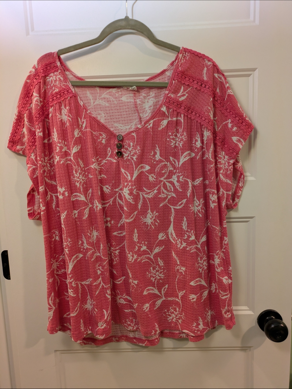 ๐ด 3/$15 Womenโs Pink Floral V-Neck Henley Tunic with Button Detail